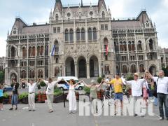 T�ntet�s a parlament el�tt