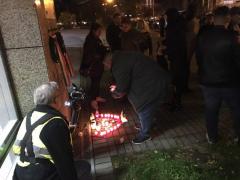 Rend�rgyilkoss�g: Gyertyagy�jt�ssal eml�keztek roma aktivist�k a rend�rpalota el�tt