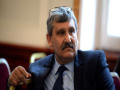 A megt�madott k�rp�taljai rom�k�rt emelt sz�t Farkas F�lix a parlamentben