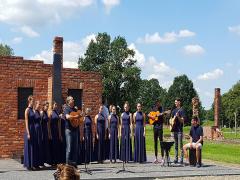 Roma Holokauszt - M�lt�s�gteljes f�hajt�s Birkenauban, az �ldozatok eml�ke el�tt