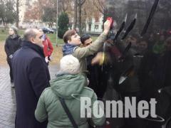 Lemost�k a roma holokauszt eml�km�vet gyal�z� feliratot