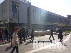 Performansszal eml�kezett a romagyilkoss�gok �ldozatira a K�va Kultur�lis M�hely