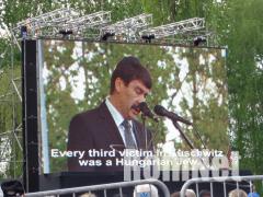 A magyar �s a cig�ny z�szl� m�g�tt vonult Auschwitzb�l Birkenauba az �let Menete