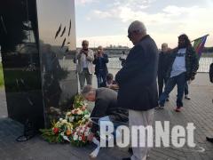 Tiszteletteljes f�hajt�s a B�tors�g �s a Roma Ifj�s�g Napj�n a Nehru parton