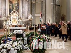 V�gs� b�cs�t vettek �kr�s Oszk�r cimbalomm�v�szt�l