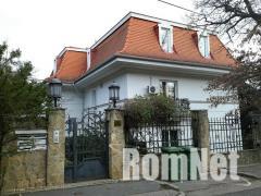 Sz�zmilli�s budai villalak�st keres Farkas Fl�ri�non az OR�