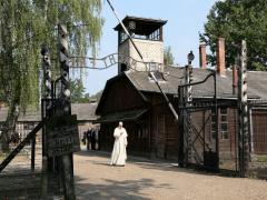 Áldást osztott a túlélőknek és imádkozott Ferenc pápa Auschwitzban