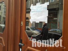 J�l megtermett emberekkel �riztetik az OR� sz�kh�z�t