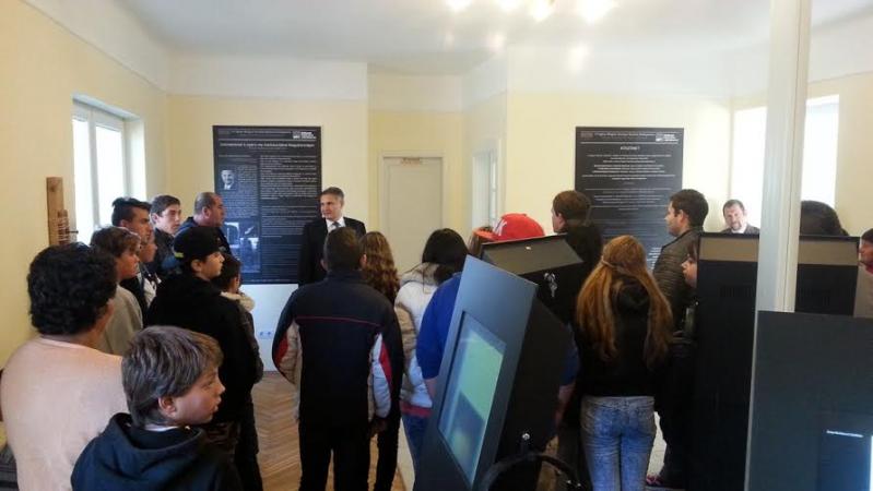 1-Látogatók a csepeli roma holokauszt központban