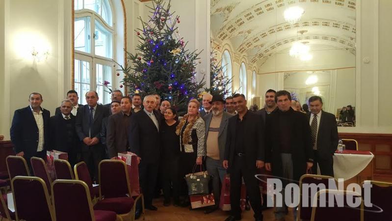 Csoportkép  a karácsonyfa alatt