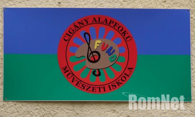 Fund iskola címere